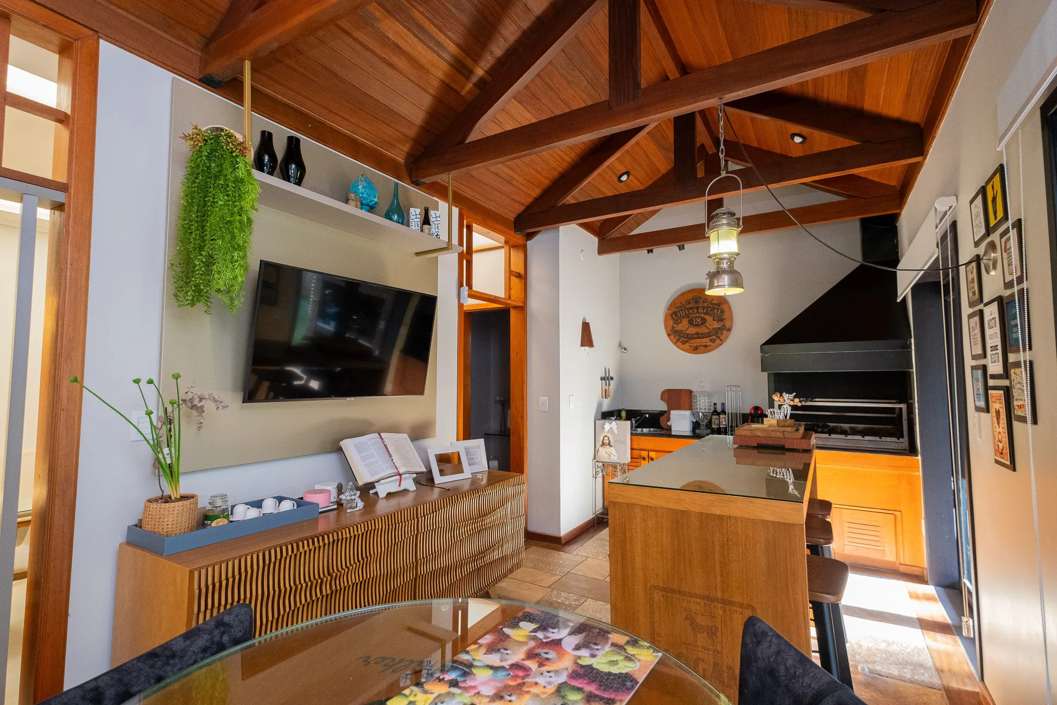 Casa de alto padrão à venda no centro de Pelotas - 314 m², 4 quartos (sendo 2 suítes), espaço gourmet com parrilla, piscina aquecida e localização nobre. - 32