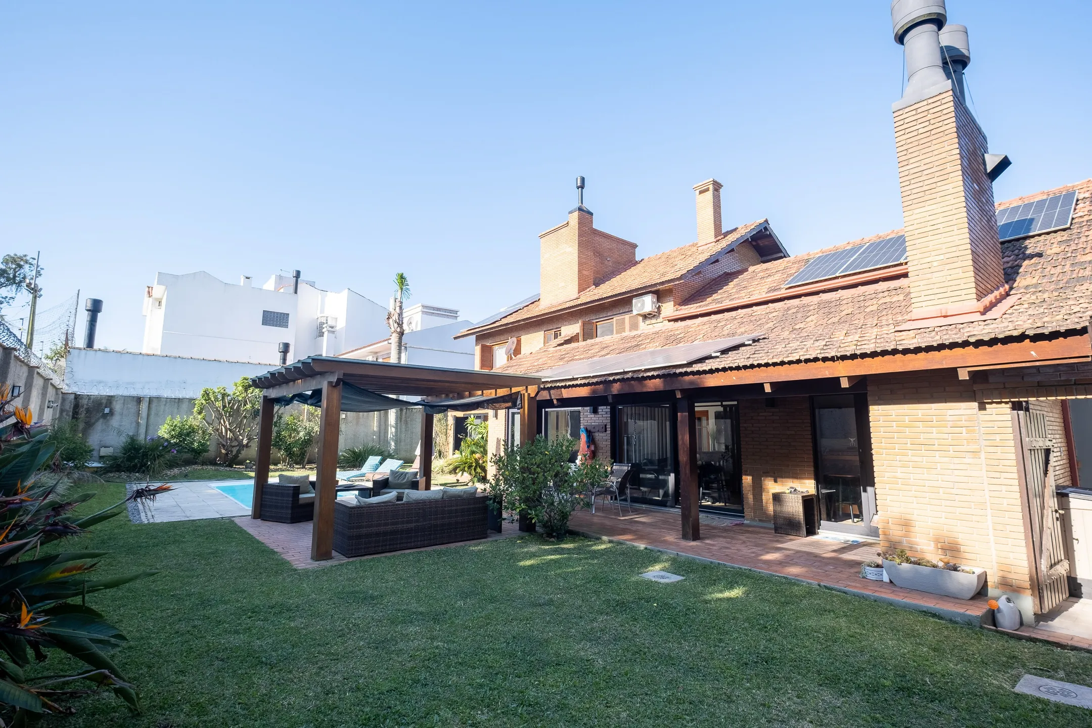Casa de alto padrão à venda no centro de Pelotas - 314 m², 4 quartos (sendo 2 suítes), espaço gourmet com parrilla, piscina aquecida e localização nobre. - 31