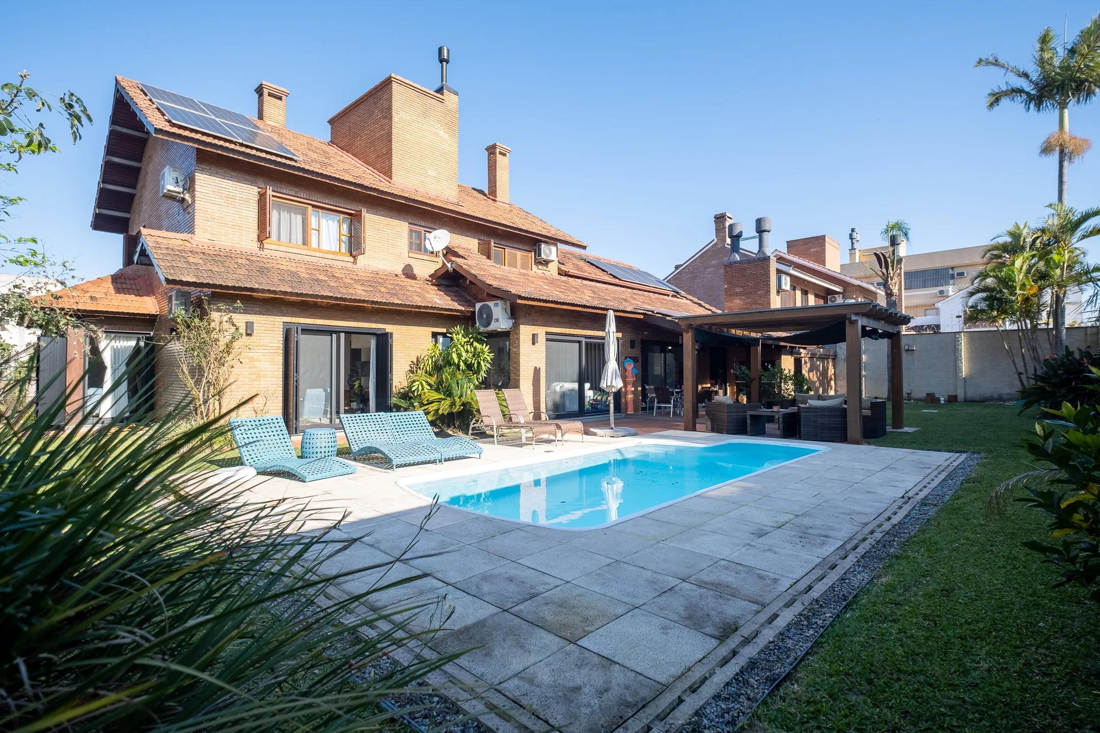 Casa de alto padrão à venda no centro de Pelotas - 314 m², 4 quartos (sendo 2 suítes), espaço gourmet com parrilla, piscina aquecida e localização nobre. - 34