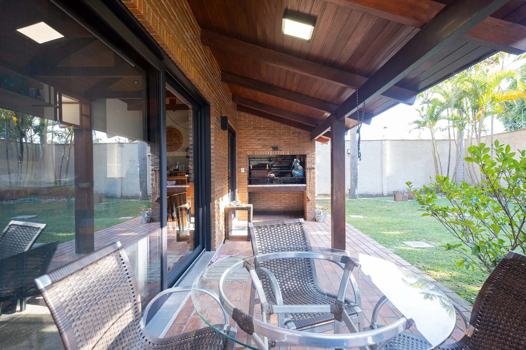 Casa de alto padrão à venda no centro de Pelotas - 314 m², 4 quartos (sendo 2 suítes), espaço gourmet com parrilla, piscina aquecida e localização nobre. - 33