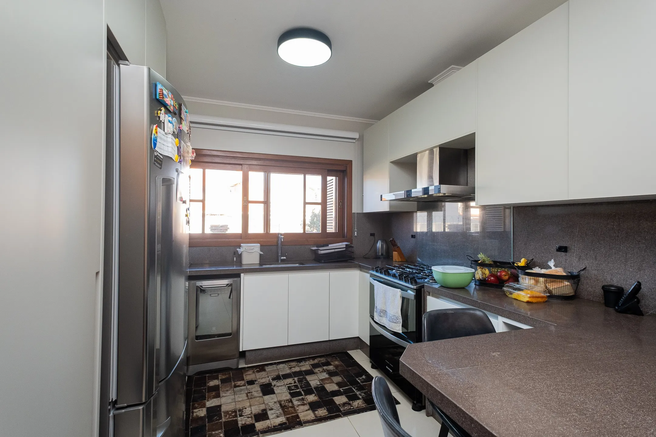 Casa de alto padrão à venda no centro de Pelotas - 314 m², 4 quartos (sendo 2 suítes), espaço gourmet com parrilla, piscina aquecida e localização nobre. - 6