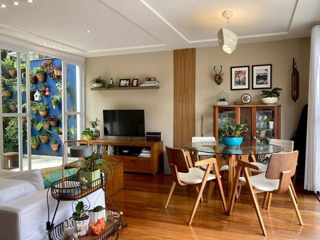 Casa com 150m² 2 quartos e 3 banheiros, à venda, no bairro Castelanea em Petrópolis