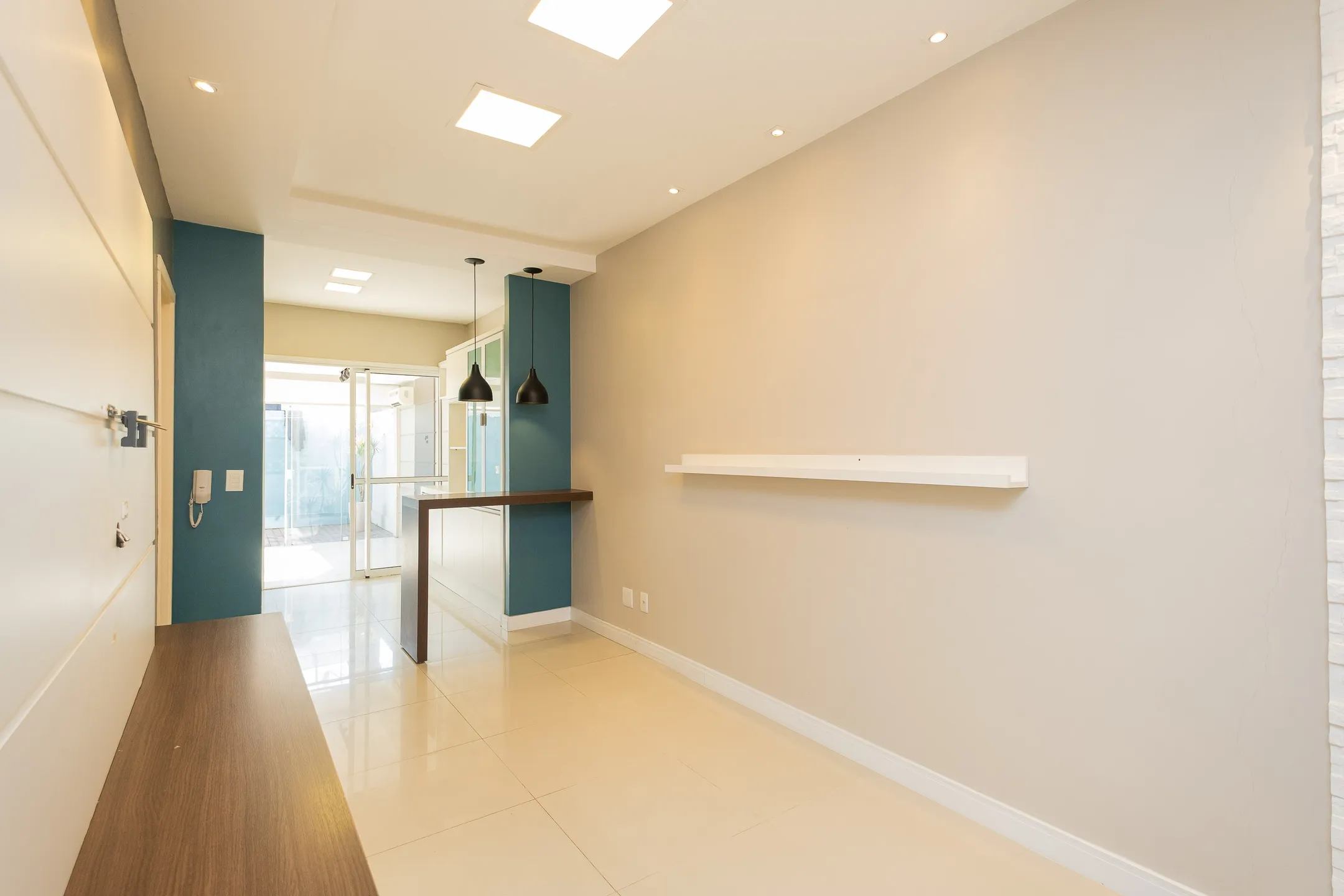 Casa à venda no Moradas Club 1, Três Vendas - 60 m², 2 quartos (ambos suítes), acabamento moderno e espaço gourmet com churrasqueira.
