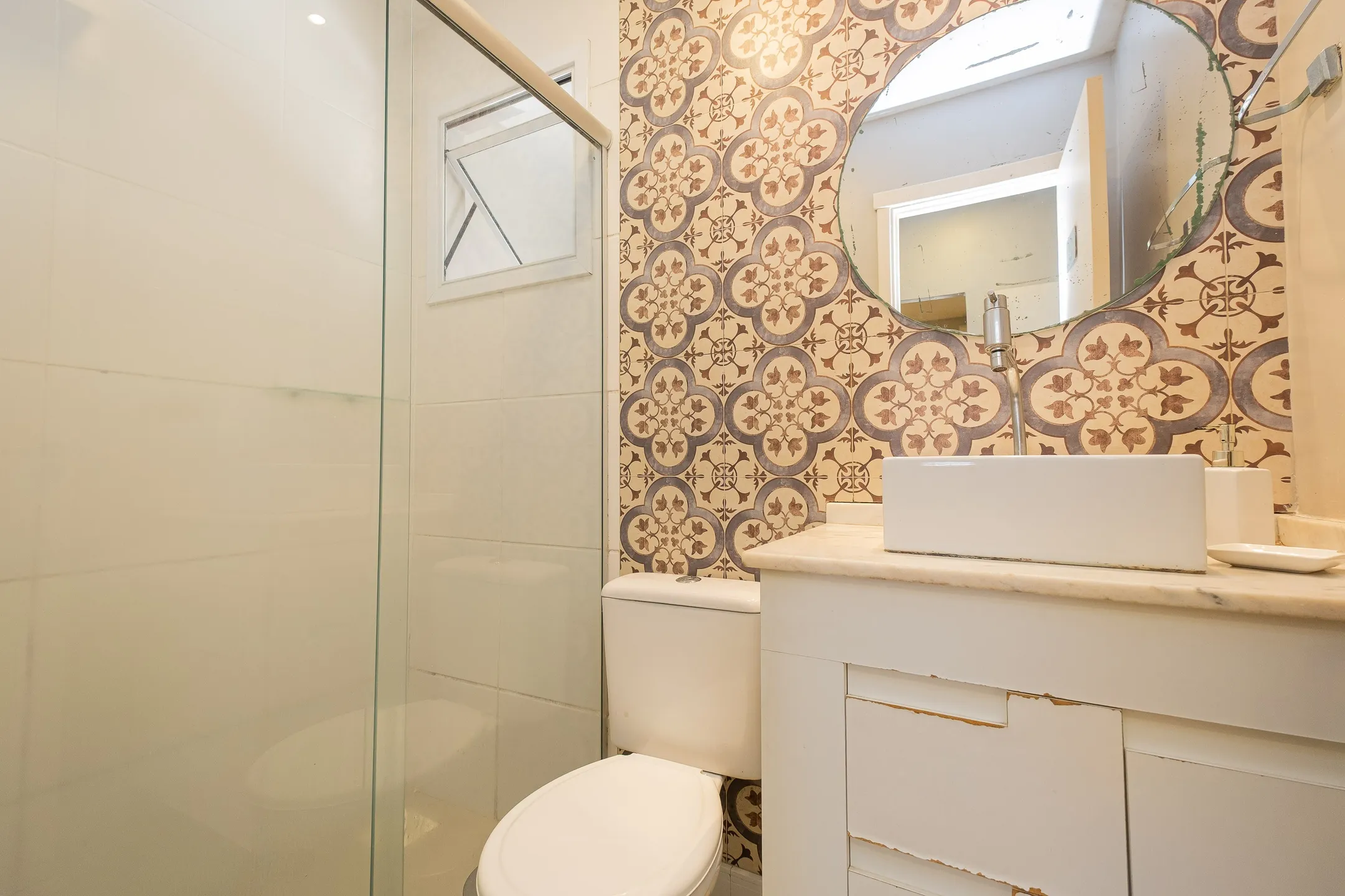 Casa à venda no Moradas Club 1, Três Vendas - 60 m², 2 quartos (ambos suítes), acabamento moderno e espaço gourmet com churrasqueira. - 11