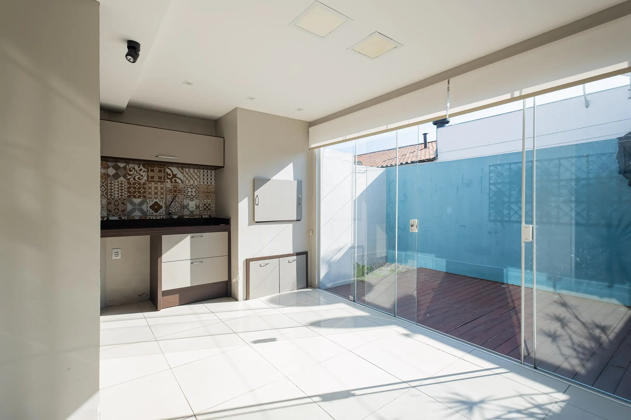 Casa à venda no Moradas Club 1, Três Vendas - 60 m², 2 quartos (ambos suítes), acabamento moderno e espaço gourmet com churrasqueira. - 12