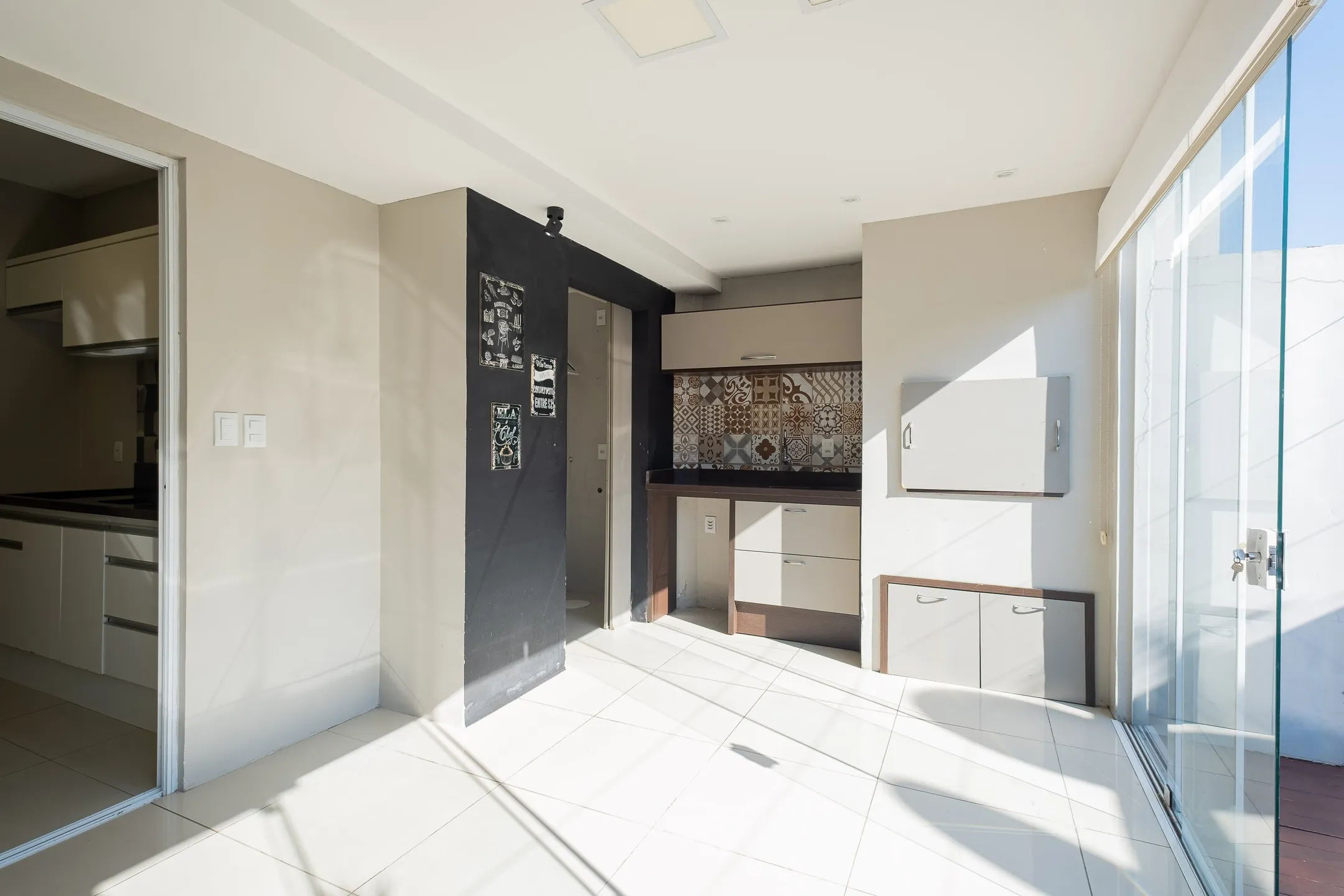 Casa à venda no Moradas Club 1, Três Vendas - 60 m², 2 quartos (ambos suítes), acabamento moderno e espaço gourmet com churrasqueira. - 13