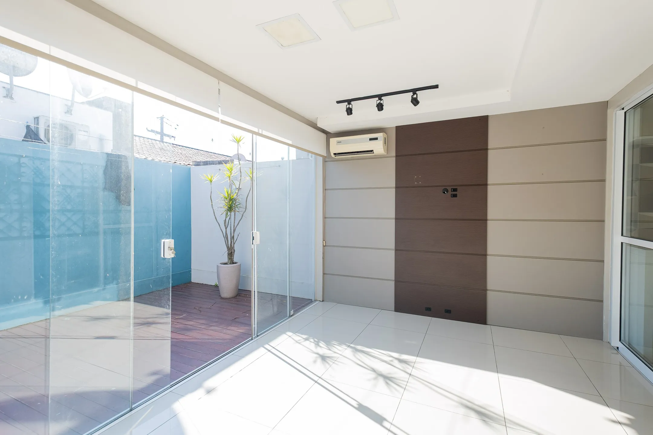 Casa à venda no Moradas Club 1, Três Vendas - 60 m², 2 quartos (ambos suítes), acabamento moderno e espaço gourmet com churrasqueira. - 14