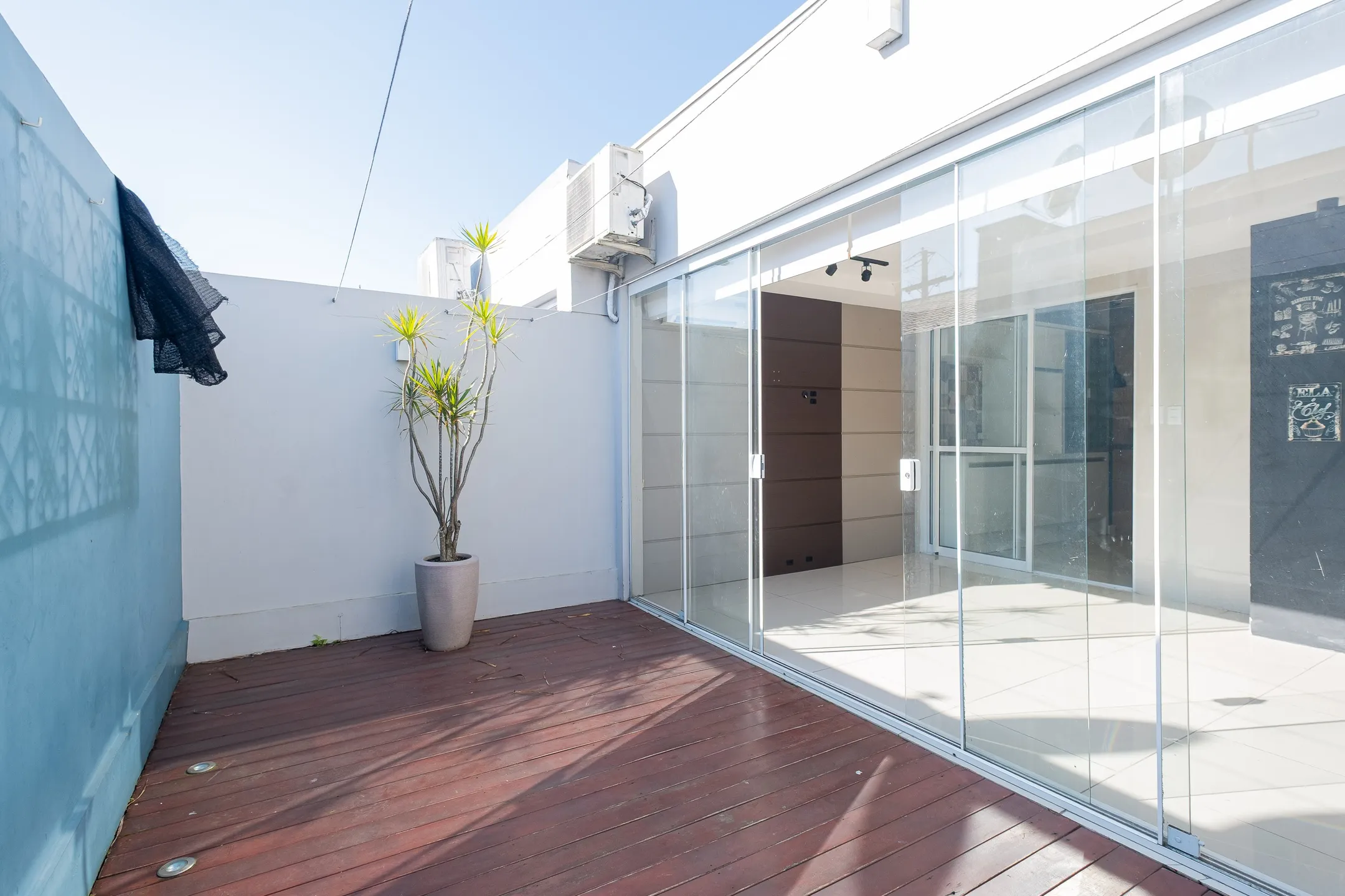 Casa à venda no Moradas Club 1, Três Vendas - 60 m², 2 quartos (ambos suítes), acabamento moderno e espaço gourmet com churrasqueira. - 16