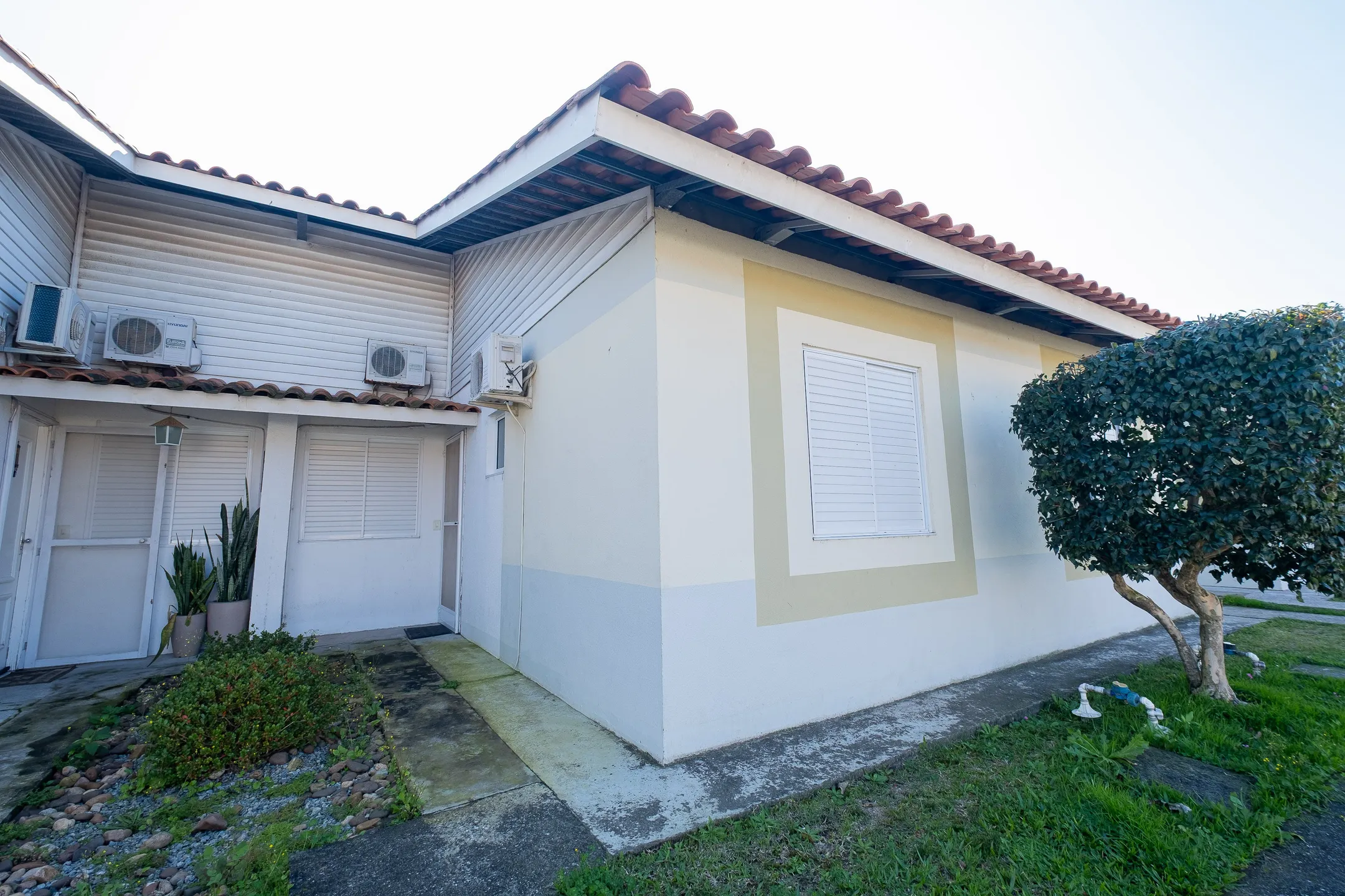 Casa à venda no Moradas Club 1, Três Vendas - 60 m², 2 quartos (ambos suítes), acabamento moderno e espaço gourmet com churrasqueira. - 17