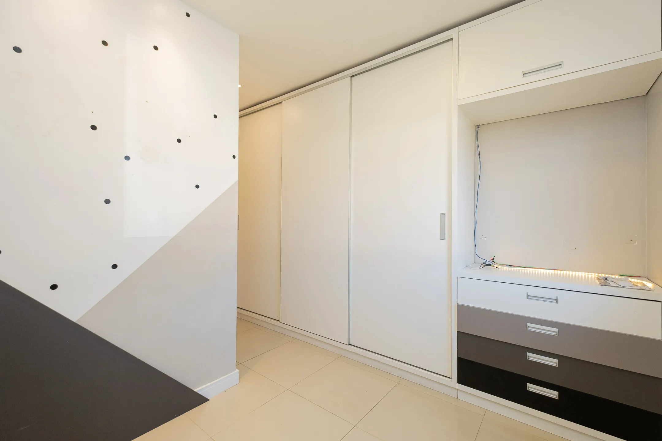 Casa à venda no Moradas Club 1, Três Vendas - 60 m², 2 quartos (ambos suítes), acabamento moderno e espaço gourmet com churrasqueira. - 6
