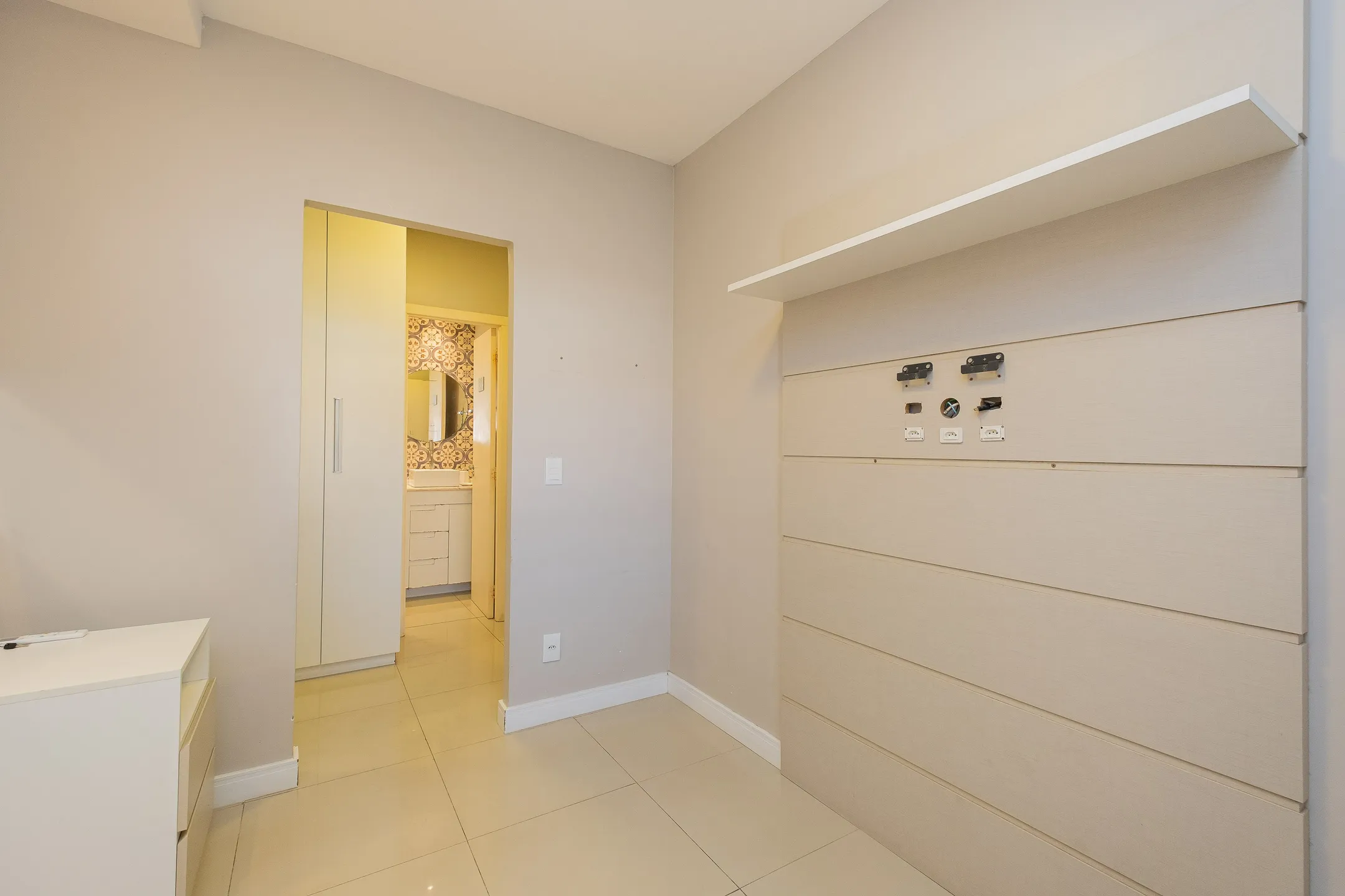 Casa à venda no Moradas Club 1, Três Vendas - 60 m², 2 quartos (ambos suítes), acabamento moderno e espaço gourmet com churrasqueira. - 9