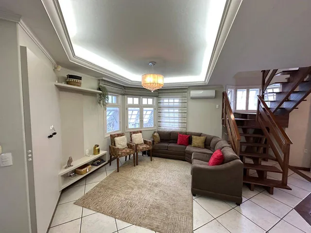 Casa com 210m² 3 quartos e 4 banheiros, à venda, no bairro Três Vendas em Pelotas
