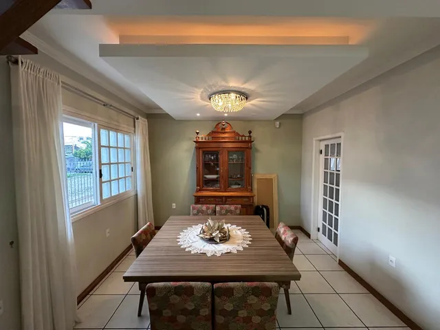 Casa com 210m² 3 quartos e 4 banheiros, à venda, no bairro Três Vendas em Pelotas