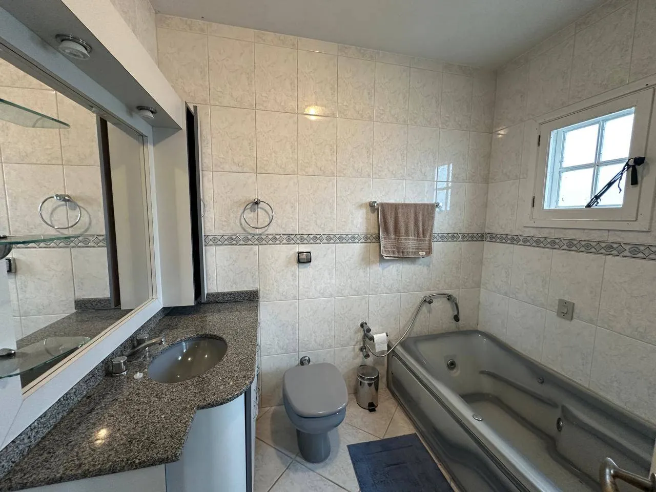 Casa à venda na Zona Norte de Pelotas - 185 m², 3 quartos (sendo 2 suítes), espaço gourmet com piscina e próximo a Dom Joaquim. - 12