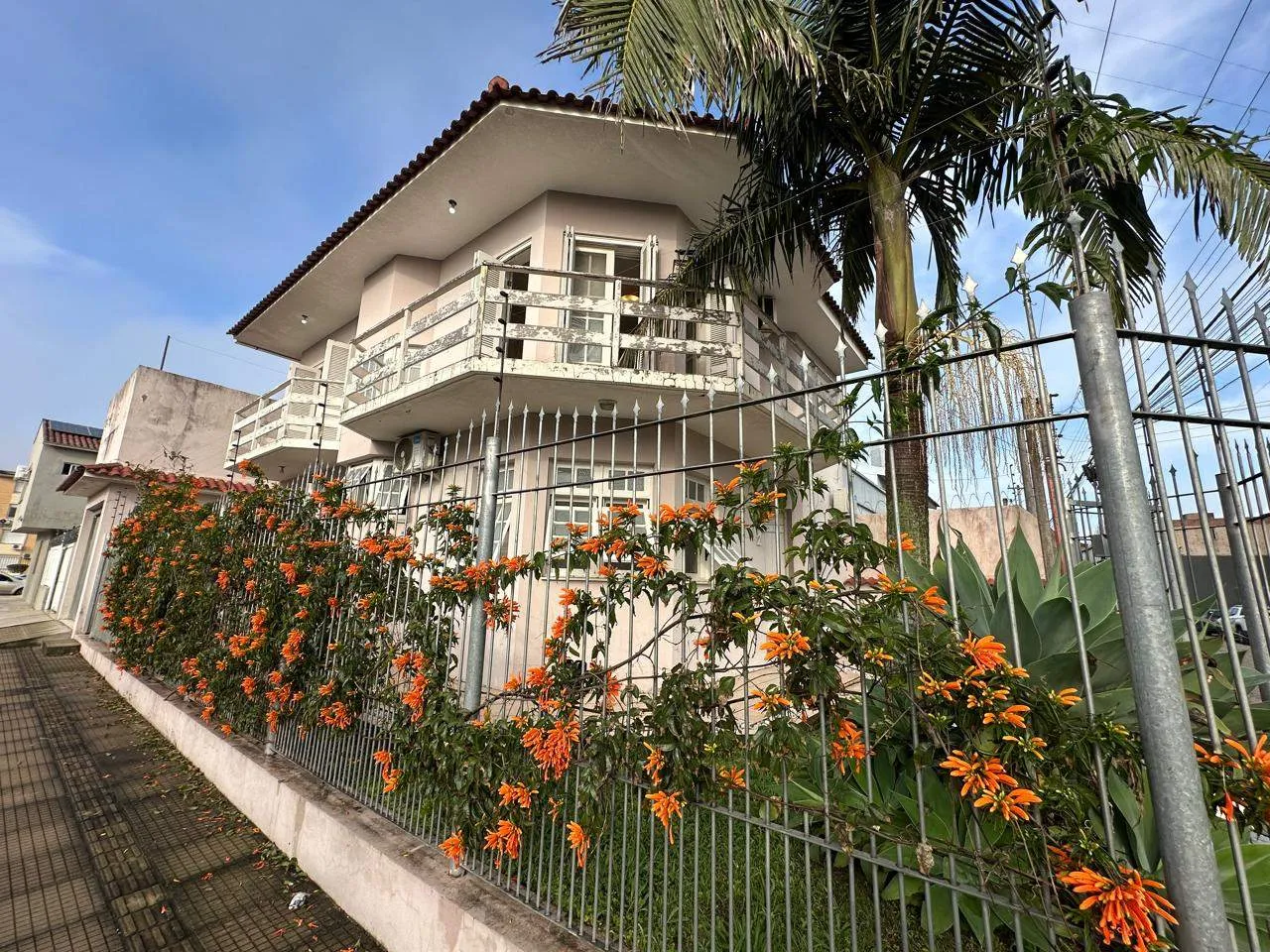 Casa à venda na Zona Norte de Pelotas - 185 m², 3 quartos (sendo 2 suítes), espaço gourmet com piscina e próximo a Dom Joaquim. - 24