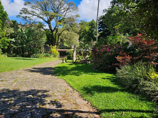 Casa com 2400m² 4 quartos e 4 banheiros, à venda, no bairro Castelanea em Petrópolis