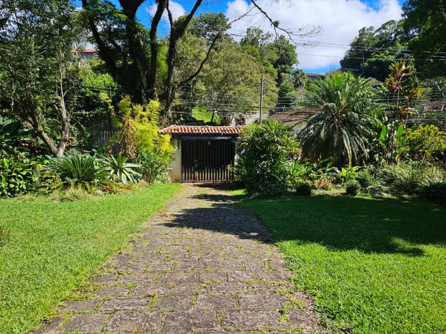 Casa com 2400m² 4 quartos e 4 banheiros, à venda, no bairro Castelanea em Petrópolis