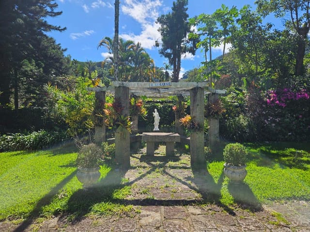 Casa com 2400m² 4 quartos e 4 banheiros, à venda, no bairro Castelanea em Petrópolis