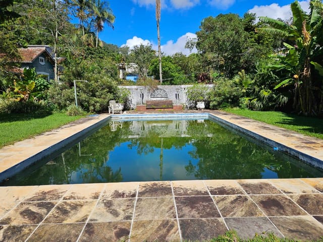 Casa com 2400m² 4 quartos e 4 banheiros, à venda, no bairro Castelanea em Petrópolis