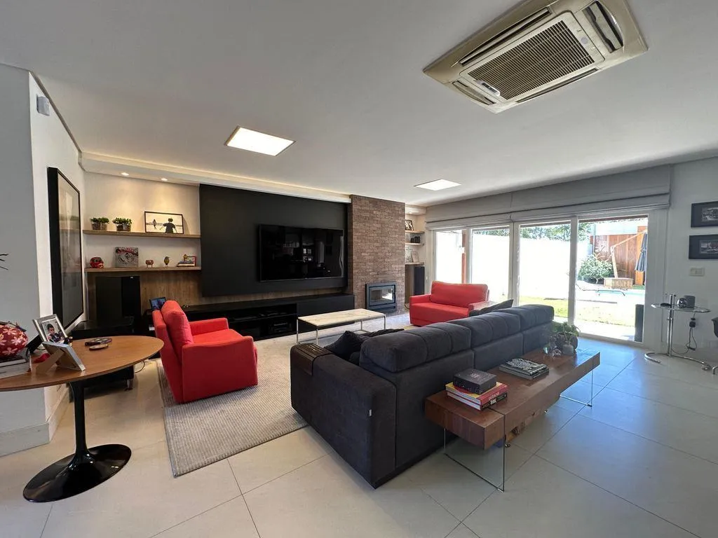 Casa alto padrão à venda no Recanto de Portugal, Laranjal - 310 m², 3 quartos (sendo 1 suíte) e amplo espaço gourmet com piscina.