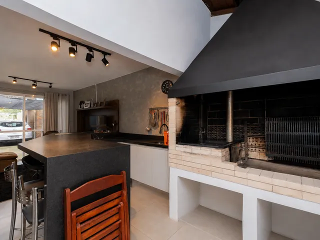 Casa com 480m² 5 quartos e 3 banheiros, à venda, no bairro Laranjal em Pelotas