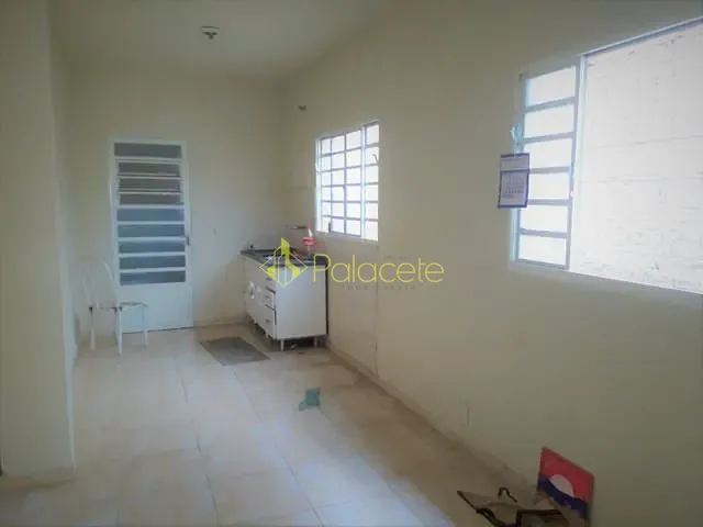 Casa com 250m² 2 quartos e 1 banheiro, à venda, no bairro Vila Rica em Pindamonhangaba