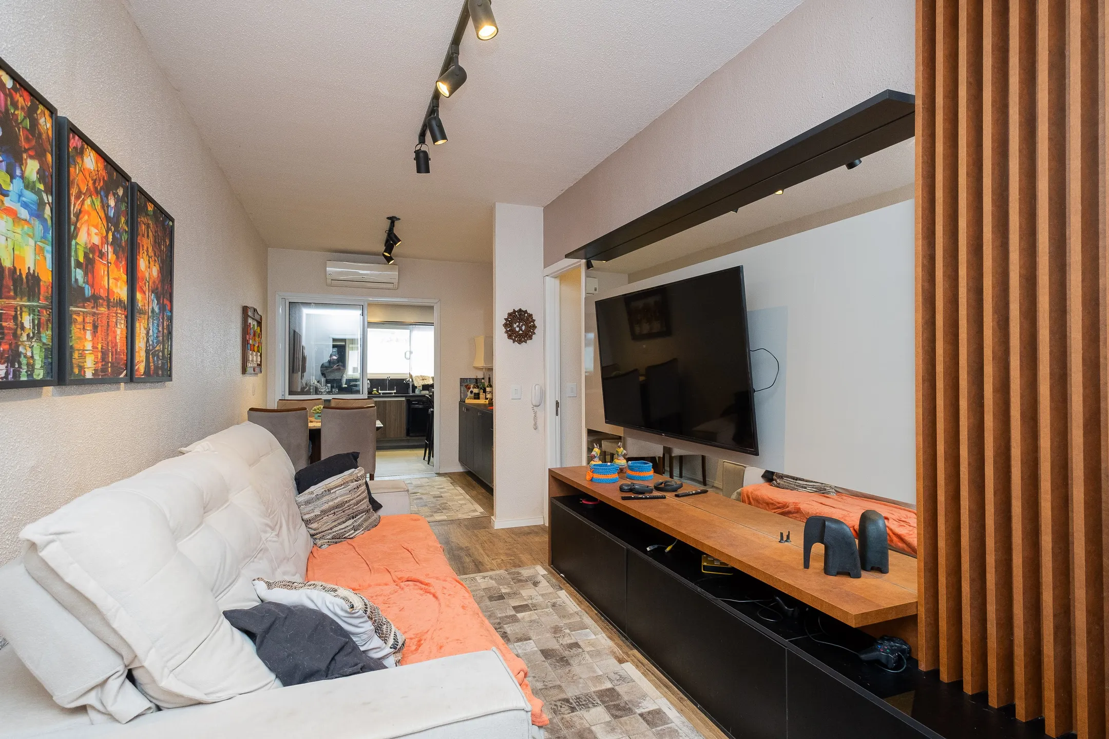 Casa à venda no Moradas Club 2, Três Vendas - 75 m², 2 quartos (ambos suítes), móveis planejados e sol da manhã.