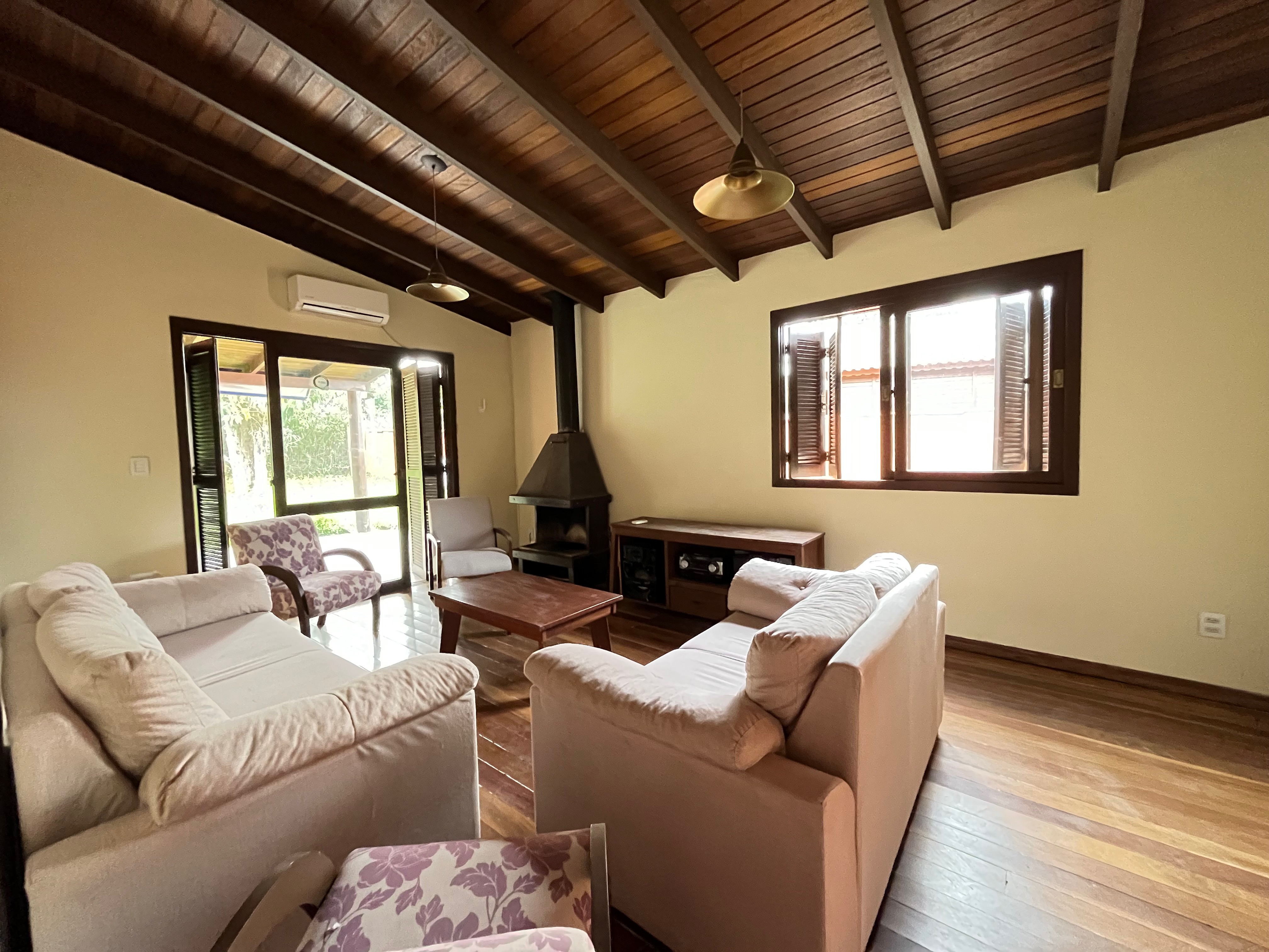 Casa à venda na Colina Verde, Laranjal - 90 m², 2 quartos (sendo 1 suíte), lareira, espaço gourmet e amplo pátio.
