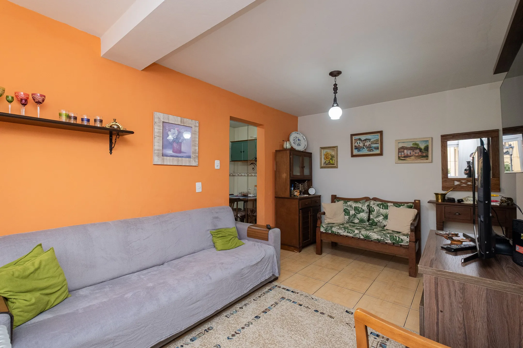 Casa à venda no Laranjal, Pelotas - 94 m², 2 quartos, churrasqueira e amplo pátio com piscina.