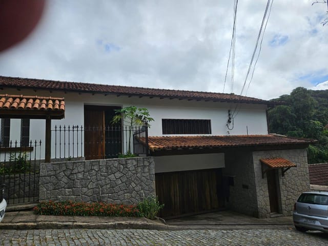 Casa 3 quartos e 3 banheiros, à venda, no bairro Castelanea em Petrópolis