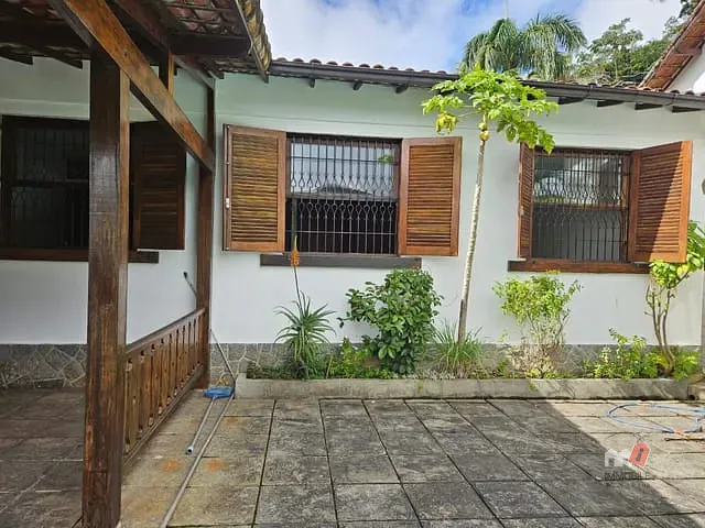 Casa 3 quartos e 3 banheiros, à venda, no bairro Castelanea em Petrópolis