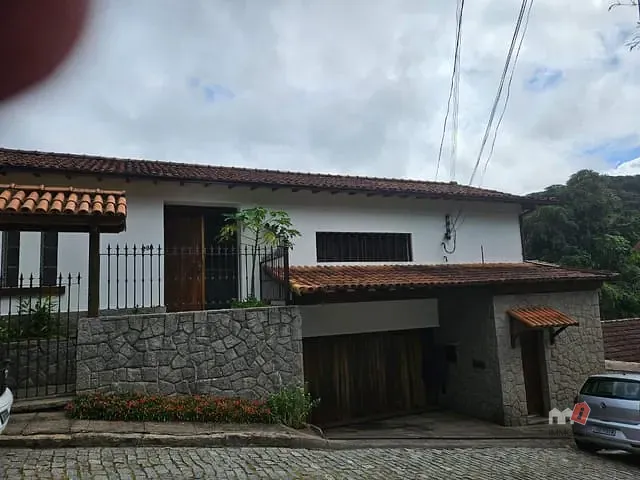 Casa 3 quartos e 3 banheiros, à venda, no bairro Castelanea em Petrópolis