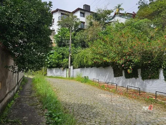 Casa 3 quartos e 3 banheiros, à venda, no bairro Castelanea em Petrópolis