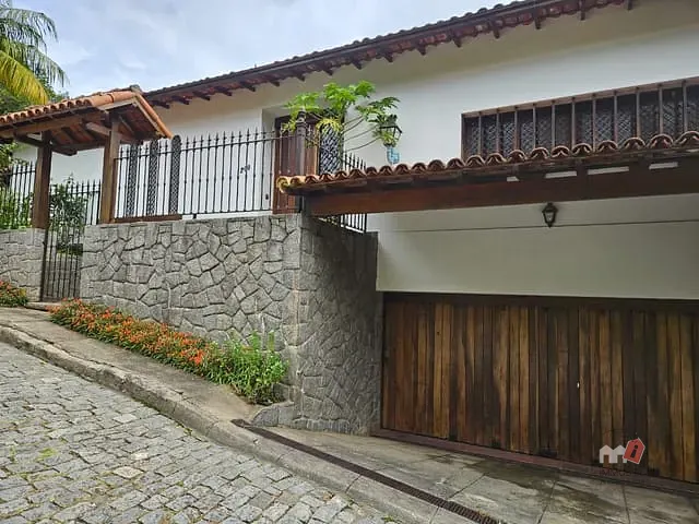 Casa 3 quartos e 3 banheiros, à venda, no bairro Castelanea em Petrópolis