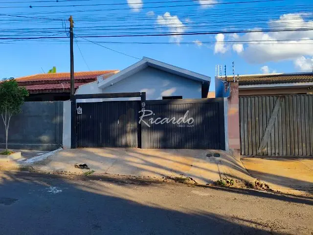 Casa com 200m² 3 quartos e 2 banheiros, para alugar, no bairro Jardim Petrópolis em Arapongas