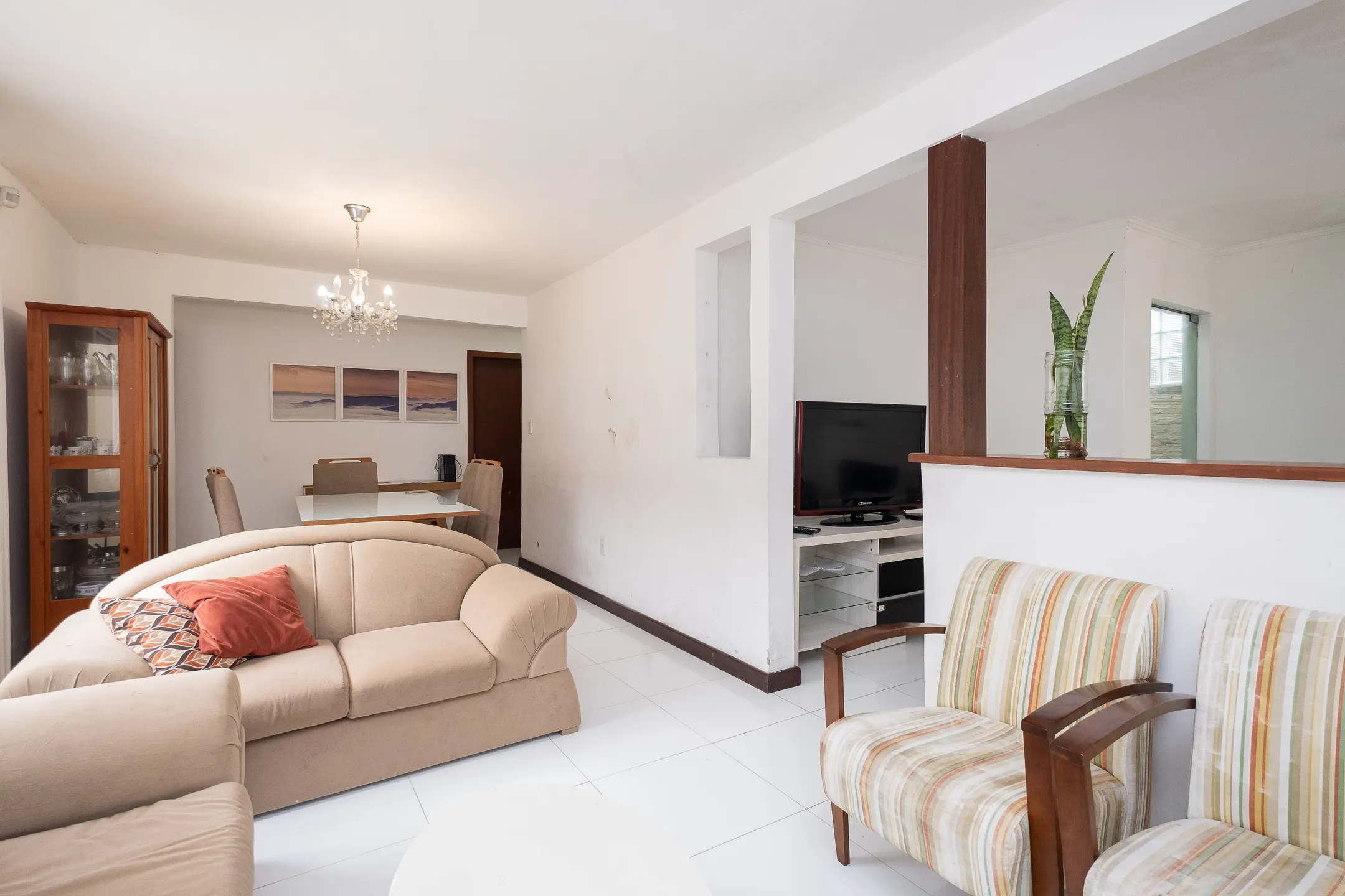 Casa à venda nas Três Vendas, Pelotas - 195 m², 3 quartos, lareira e espaço gourmet com churrasqueira.