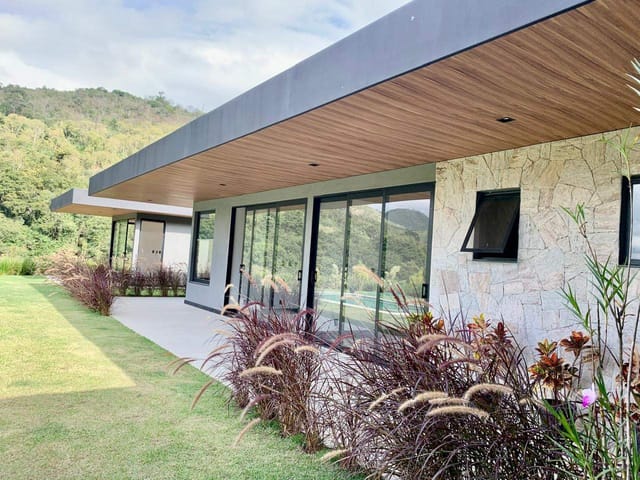 Casa com 3200m², à venda, no bairro Inconfidência em Petrópolis