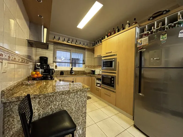 Casa com 300m² 4 quartos e 4 banheiros, à venda, no bairro Três Vendas em Pelotas