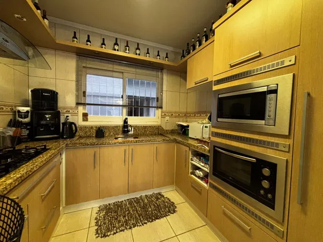 Casa com 300m² 4 quartos e 4 banheiros, à venda, no bairro Três Vendas em Pelotas
