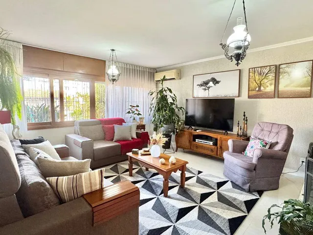 Casa com 390m² 4 quartos e 3 banheiros, à venda, no bairro Areal em Pelotas