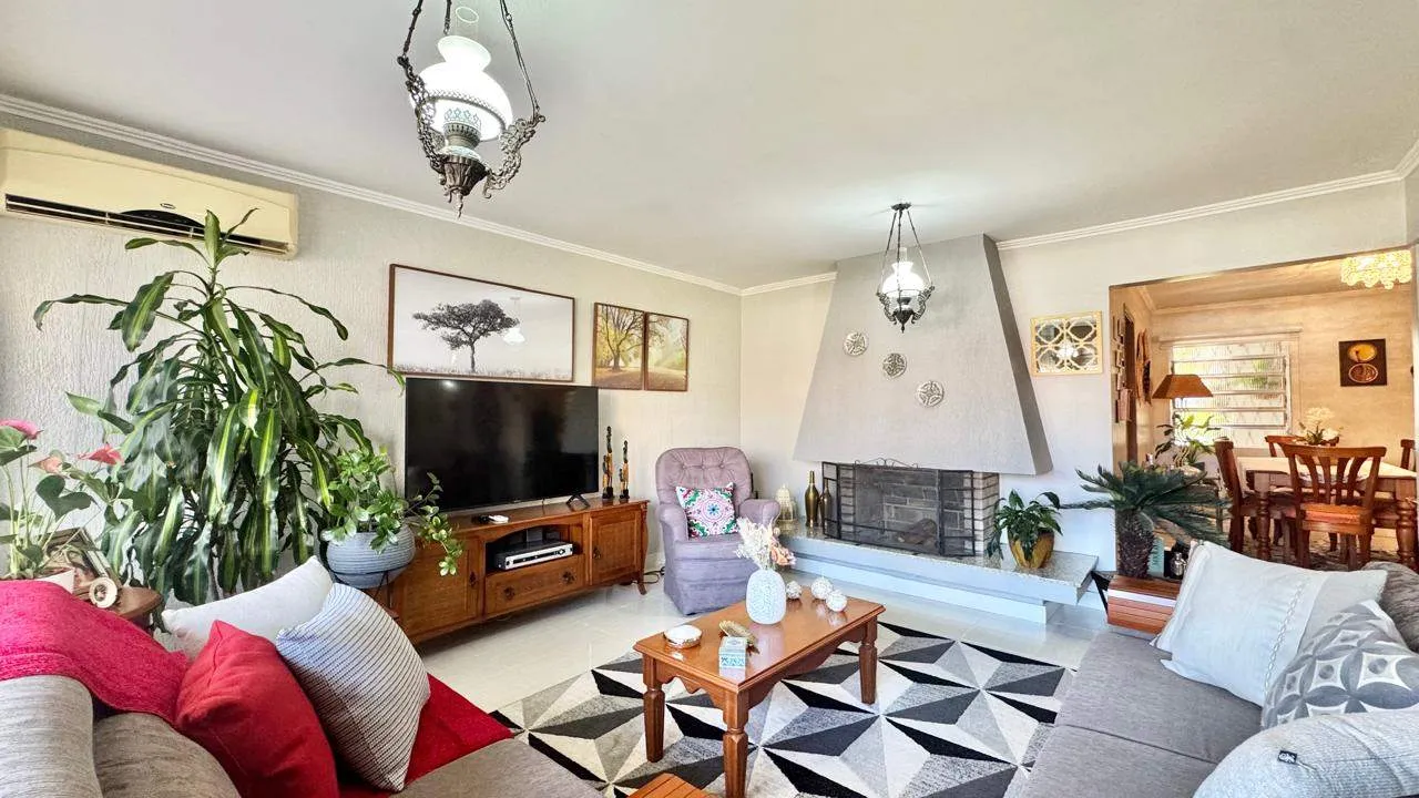 Casa à venda na Av. Domingos de Almeida, Areal - 390 m², 4 quartos (sendo 2 suítes), lareira, móveis planejados e amplo espaço gourmet.