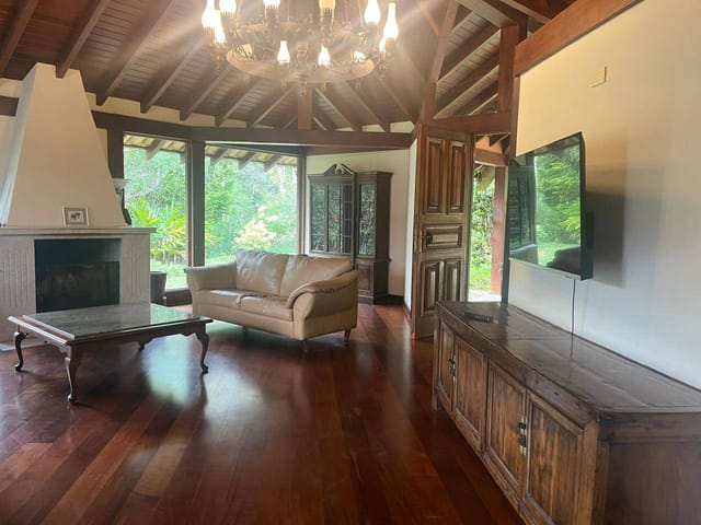 Casa com 5000m² 7 quartos e 3 banheiros, à venda ou para alugar, no bairro Araras em Petrópolis