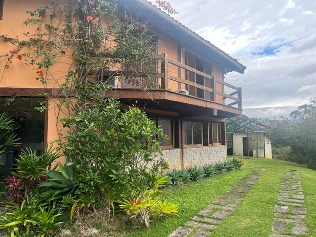 Casa com 5000m² 7 quartos e 3 banheiros, à venda ou para alugar, no bairro Araras em Petrópolis