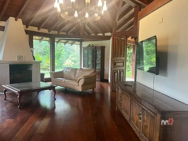 Casa com 5000m² 7 quartos e 3 banheiros, à venda ou para alugar, no bairro Araras em Petrópolis