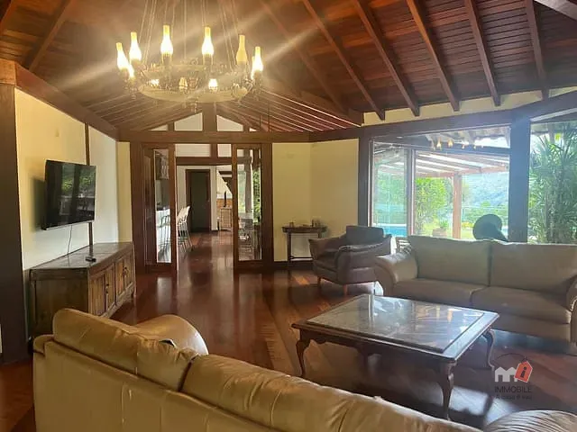 Casa com 5000m² 7 quartos e 3 banheiros, à venda ou para alugar, no bairro Araras em Petrópolis