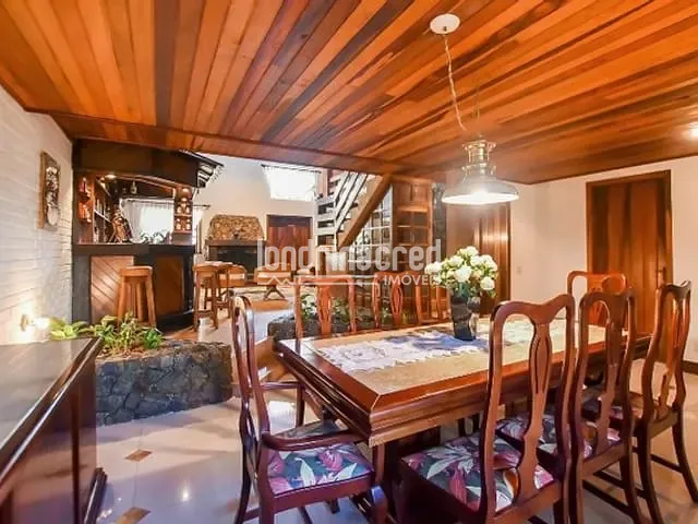 Casa 5 quartos e 7 banheiros, à venda, no bairro Ahú em Curitiba