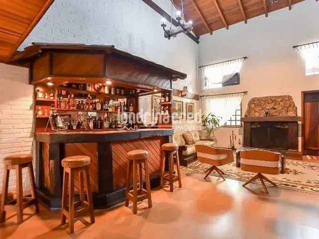 Casa 5 quartos e 7 banheiros, à venda, no bairro Ahú em Curitiba