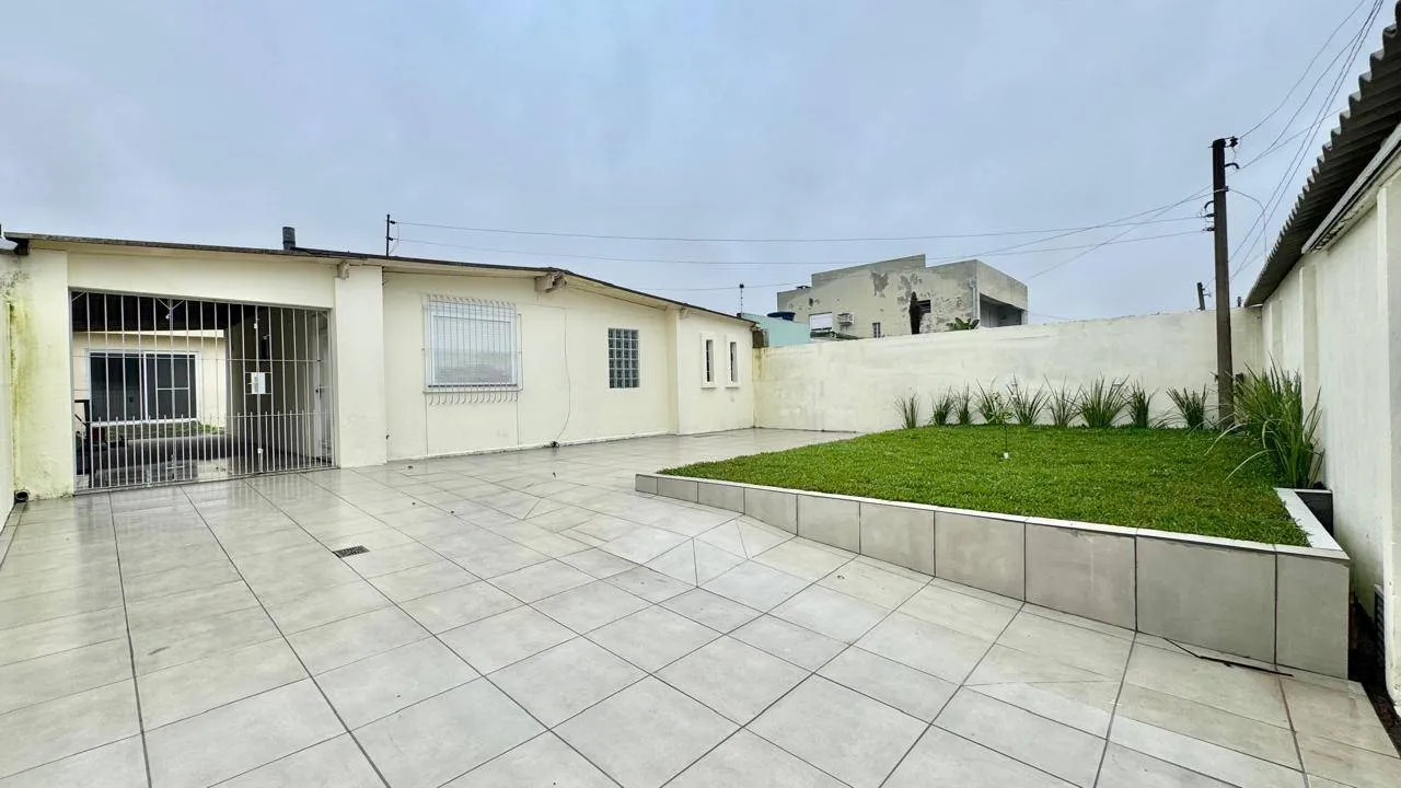 Casa à venda no Obelisco, Areal - 185 m², 3 quartos, lareira, espaço gourmet com churrasqueira e amplo pátio calçado.