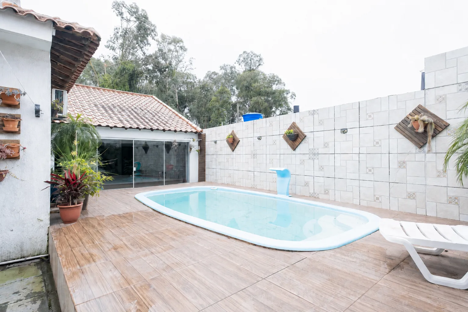 Casa à venda no Obelisco, Areal - 226 m², 4 quartos (sendo 1 suíte), sala com lareira, amplo pátio com piscina e espaço gourmet.