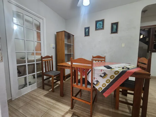 Casa com 300m² 5 quartos e 5 banheiros, à venda, no bairro Laranjal em Pelotas